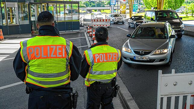 (Symbolbild) Zu einer spektakulären Festnahme eines gesuchten Straftäters kam es am am Montag, 11. September, am Autobahnzoll ...