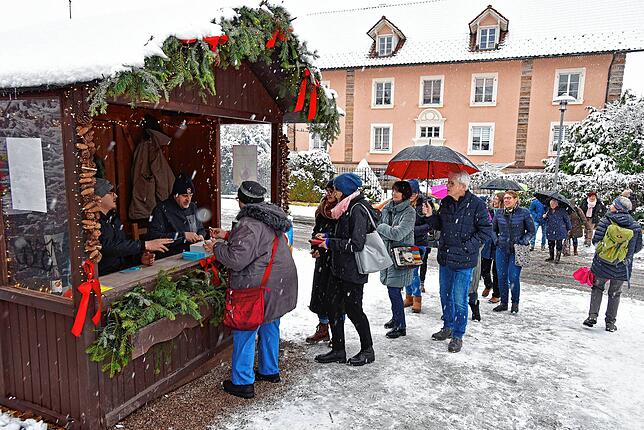 Schon zur Eröffnung ist der Besucherandrang in der Donaueschinger Sennhofstraße riesengroß.