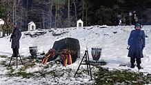 Der Gedenkstein für die verstorbenen Soldaten der aufgelösten Panzerbrigade 29 aus Sigmaringen mit den niedergelegten Kränzen. Bild: ...