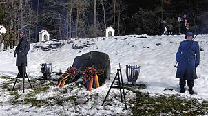 Der Gedenkstein für die verstorbenen Soldaten der aufgelösten Panzerbrigade 29 aus Sigmaringen mit den niedergelegten Kränzen. Bild: ...