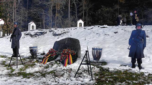Der Gedenkstein für die verstorbenen Soldaten der aufgelösten Panzerbrigade 29 aus Sigmaringen mit den niedergelegten Kränzen. Bild: ...