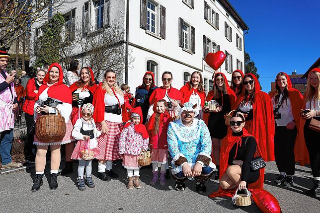 Rotkäppchen ist gleich mehrfach in der Heuberggemeinde vertreten. Die Märchenfiguren gehören zur Brauchtumstanzgruppe.