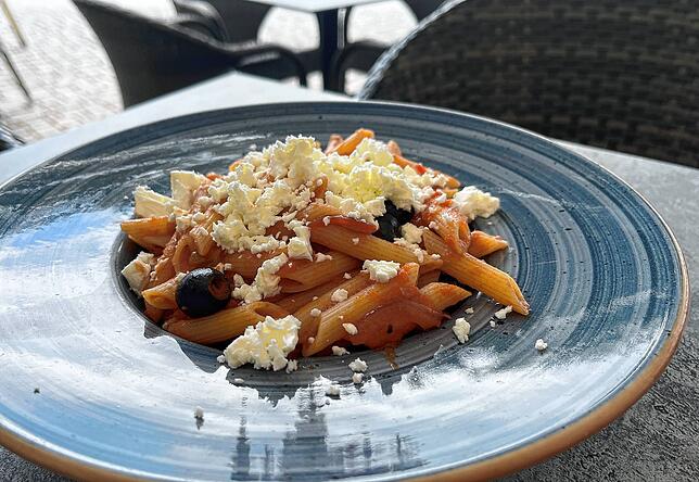 Penne Greco. Das vegetarische Menü ist schmackhaft, im Vergleich zu einem Fleisch-Menü allerdings vergleichsweise klein.