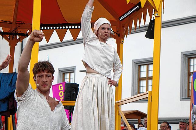 Die Schauspieler Oliver Walter und Véronique Weber-Karpinski vertreten im Stück Uffrur die geknechtete Landbevölkerung.