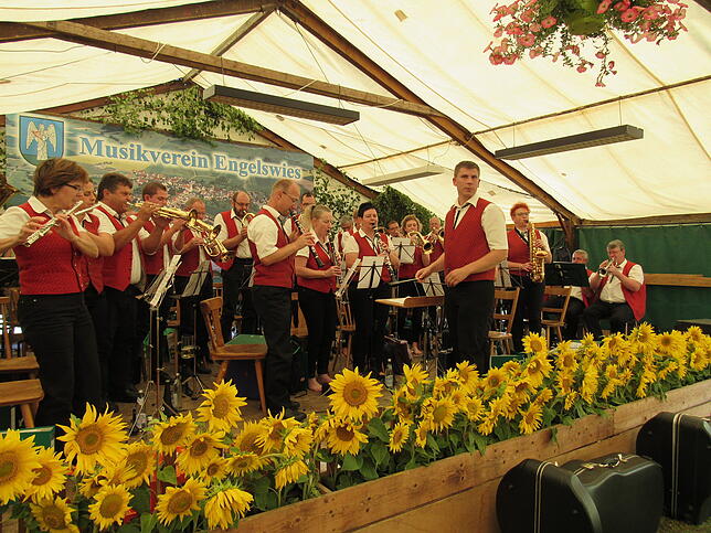 Bild 19: Bilder: Heißes Sommerfest in Engelswies mit Blaskapelle Peng