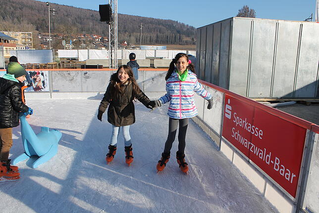 Bild 6: Werkrealschüler genießen die Blumberger Eisbahn