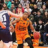 Panthers-Spieler Jaren Lewis (am Ball) stabilisierte nicht nur die Abwehr, sondern war gegen Bremerhaven mit 19 Punkten auch ...