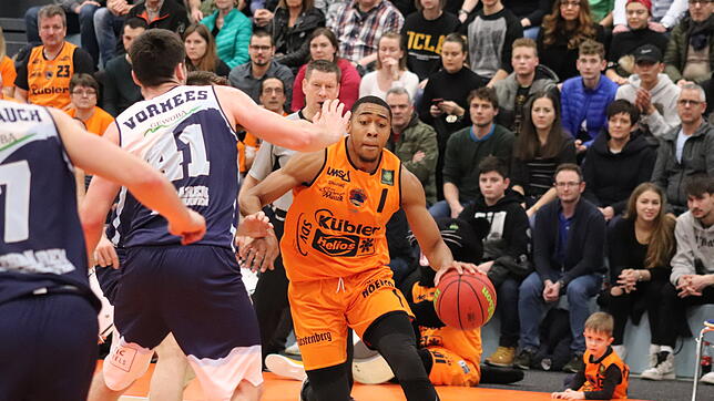 Panthers-Spieler Jaren Lewis (am Ball) stabilisierte nicht nur die Abwehr, sondern war gegen Bremerhaven mit 19 Punkten auch ...