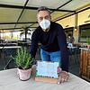 Der neue Konzilwirt Detlef Haupt richtet die Terrasse: Am Samstag geht es los mit der Außengastronomie.