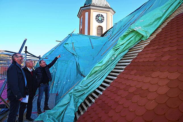 Die Besonderheiten der Dacheindeckung, die immer nur abschnittsweise vorgenommen werden kann, erläutert Architekt Christian Weinfurter ...