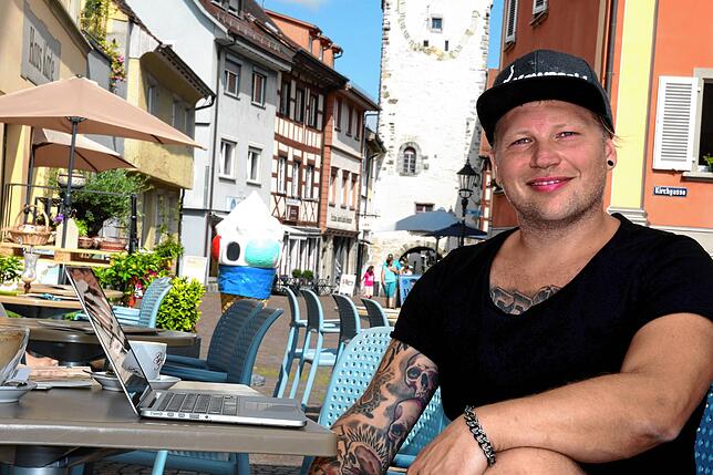 Ganz locker: Chris Rid beim Gespräch vor dem Eiscafé Zoldana. Er ist gerade vom Timmelsjoch zurück, wo er sich allerdings bei einem ...