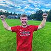 Tom Bodenmüller jubelt nach dem Sieg seines SC Bankholzen-Moos im Topspiel gegen die SG Liggeringen/Güttingen.
