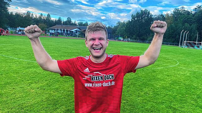 Tom Bodenmüller jubelt nach dem Sieg seines SC Bankholzen-Moos im Topspiel gegen die SG Liggeringen/Güttingen.