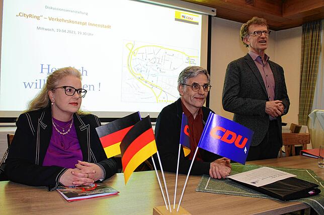 Nadin Lorenz (von links) für das City-Management und Stefan Baur vom Gewerbeverein präsentieren beim CDU-Diskussionsabend zur Initiative ...