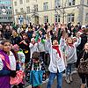 Auswerfen vor der SÜDKURIER-Redaktion: Da musste der Narren-Nachwuchs ordentlich über sich hinaus wachsen, um auch etwas abzubekommen