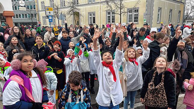 Auswerfen vor der SÜDKURIER-Redaktion: Da musste der Narren-Nachwuchs ordentlich über sich hinaus wachsen, um auch etwas abzubekommen