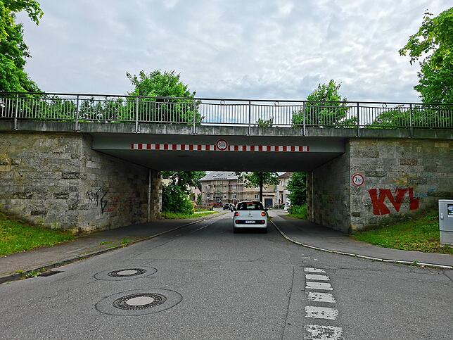 Unter dieser B33-Unterführung an der Abzweigung Griviten-/Hahnstraße parken laut Anwohnern rechts und links immer wieder Autos. Dann ist ...