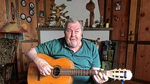 Der ehemalige Sägewerksbesitzer Manfred Henle mit der Gitarre in der guten Stube seines standesgemäß aus Holz erbauten Hauses in ...