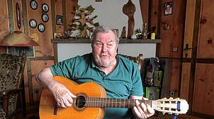 Der ehemalige Sägewerksbesitzer Manfred Henle mit der Gitarre in der guten Stube seines standesgemäß aus Holz erbauten Hauses in ...