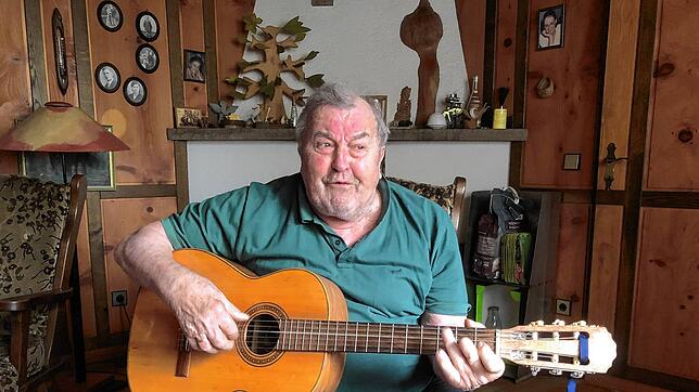 Der ehemalige Sägewerksbesitzer Manfred Henle mit der Gitarre in der guten Stube seines standesgemäß aus Holz erbauten Hauses in ...