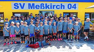 16 ehrenamtliche Trainer und Helfer kümmern sich während des Fußballcamps des SV Meßkirch um 45 fußballbegeisterte Kinder und ...