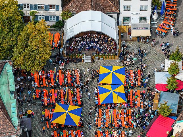 Das Bodensee-Weinfest auf dem Meersburger Schlossplatz von oben. Was die Sicherheit angeht, zieht Tourismuschef Daniel Müller ein ...