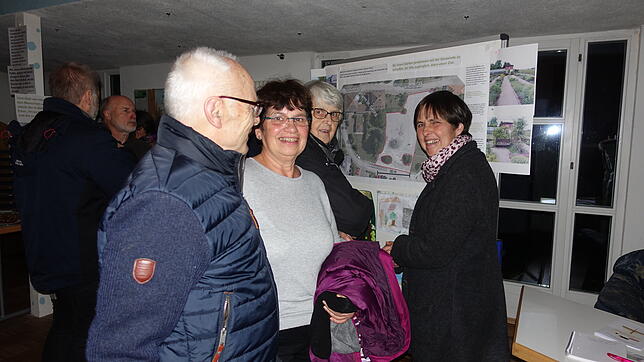Initiatorin Patricia Kubon-Kunz (rechts) erläutert Peter Müller, Ursula Müller und Gerda Kiesel (von links) die Projektidee. Links im ...