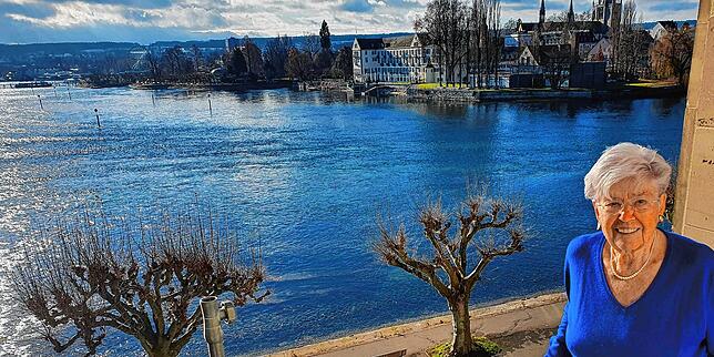 Blau in Blau. Brigitte Homburgers Pullover in Konkurrenz zum Konstanzer Trichter vor dem Gebäude.