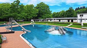 Kurz vor Saisonstart am 17. Mai 2025 sind die Schwimmbecken im Wald Bad Säckingen schon mit Wasser gefüllt. Die letzten Vorbereitungen ...