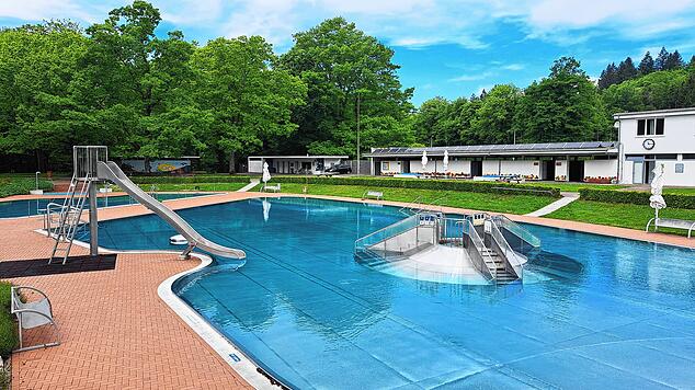 Kurz vor Saisonstart am 17. Mai 2025 sind die Schwimmbecken im Wald Bad Säckingen schon mit Wasser gefüllt. Die letzten Vorbereitungen ...