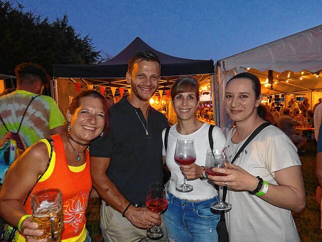 Bild 4: Gut gelaunte Gäste bei der Vrenelis-Wies´n Gaudi des TV Jestetten