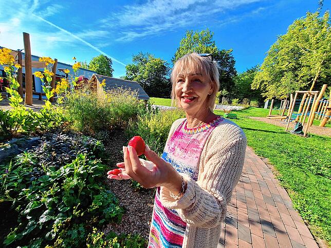 Mögen nicht nur Kinder, sondern auch die Vorsitzende der Awo Villingen-Schwenningen, Beate Schmidt-Kempe: Erdbeeren im naturnahen Garten ...