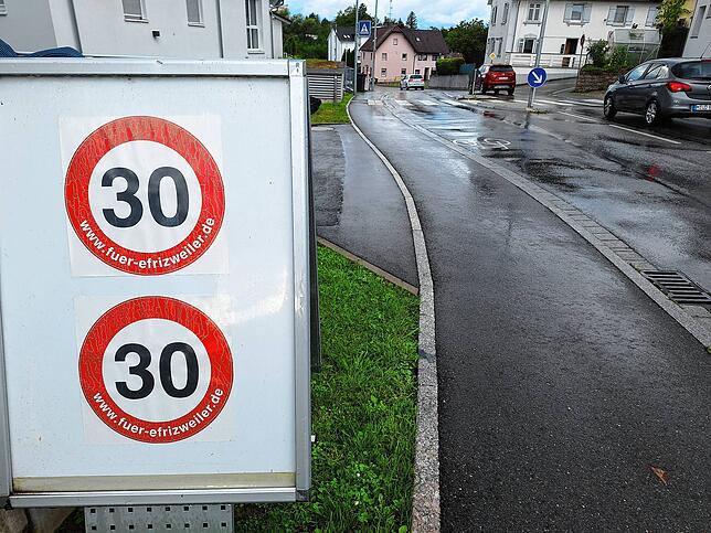 Die Aufsteller standen schon lange vor der Umleitung. Anwohner in Efrizweiler fordern bereits seit Jahren Tempo 30 im Ort.