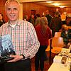 Mit Buch: Roland Weis mit seinem Buch "Magisch-mystisch-megalithisch" an einer Lesung in Rickenbach.
