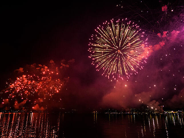 Bild 3: Das Seenachtfest-Feuerwerk vom Logenplatz am Yachthafen: Das Finale in Bildern