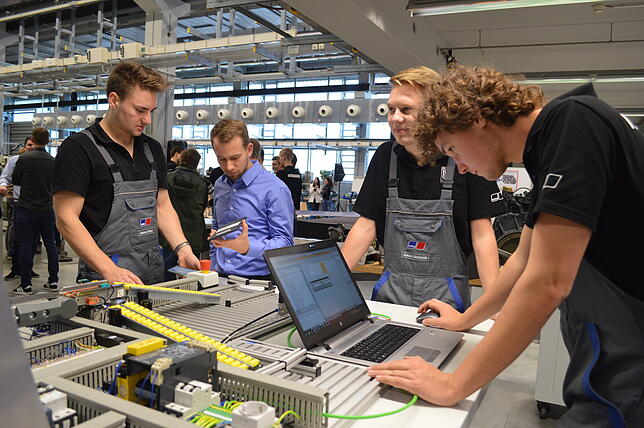Gemeinsam tüfteln die Azubis Johannes Förster (links), Kevin Schmidt (zweiter von rechts) und Lars Büdinger an dem Projekt ...