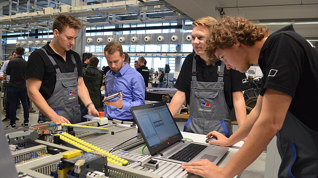 Gemeinsam tüfteln die Azubis Johannes Förster (links), Kevin Schmidt (zweiter von rechts) und Lars Büdinger an dem Projekt ...