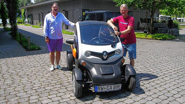 Auf dem Campingplatz Hegne hat Pächter Matthias Kunz (links) drei solche kleine E-Mobile angeschafft. Wer länger als vier Nächte ...