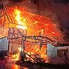 Lichterloh in Flammen steht in der Nacht zum Samstag ein Ökononomie-Gebäude in der Ortsmitte des Singener Stadtteils Bohlingen. Das ...
