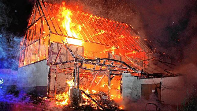 Lichterloh in Flammen steht in der Nacht zum Samstag ein Ökononomie-Gebäude in der Ortsmitte des Singener Stadtteils Bohlingen. Das ...