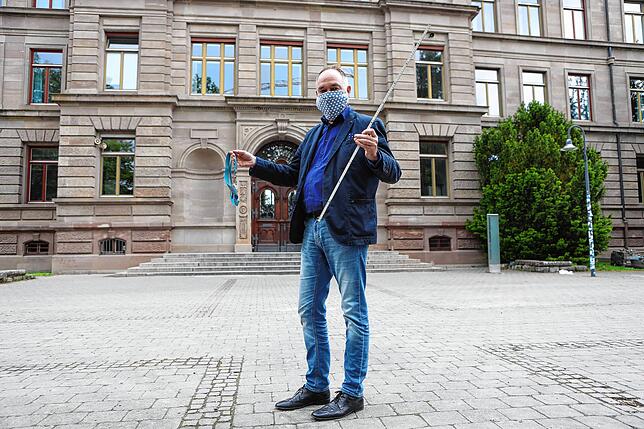 Auch das gehörte zur Corona-Pandemie: Den Schulhof aufgrund der Abstandsregeln in verschiedene Bereiche für unterschiedliche ...