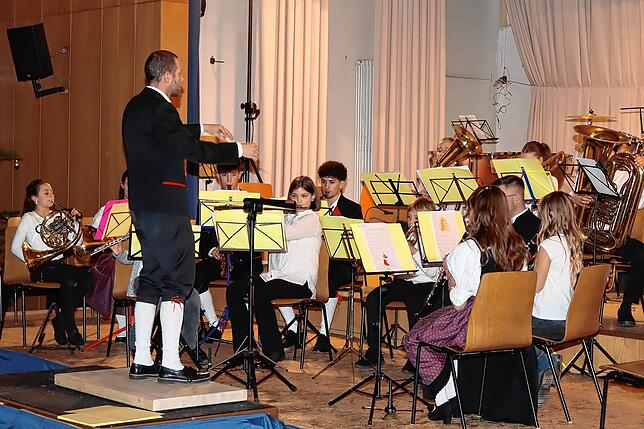 Benjamin Hummel beim Jahreskonzert mit dem neu formierten Jugendorchester der Musikvereine Unterkirnach und Mönchweiler.