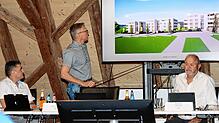 Projektentwickler Kai Isele und Architekt Steffen Halder stellen Bürgermeister Rudolf Fluck und dem Gemeinderat von Mönchweiler die ...