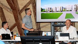 Projektentwickler Kai Isele und Architekt Steffen Halder stellen Bürgermeister Rudolf Fluck und dem Gemeinderat von Mönchweiler die ...