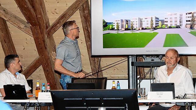 Projektentwickler Kai Isele und Architekt Steffen Halder stellen Bürgermeister Rudolf Fluck und dem Gemeinderat von Mönchweiler die ...