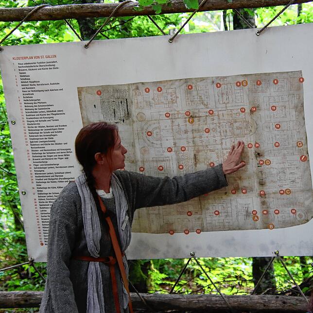 Sonja Fecht erläutert den Klosterplan.