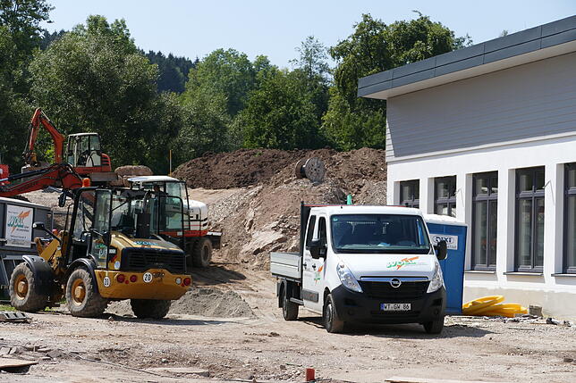 Auch an den Außenanlagen wird bereits gearbeitet. Im hinteren Bereich des Bürgerhauses wird ein Parkplatz angelegt.