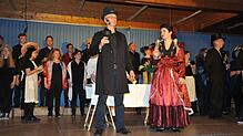 Bei der Verlobungsszene aus dem Musical „Rachel“ waren die Sänger des Chors Binzgen auch als Gäste und Bedienstete im Einsatz. Als ...