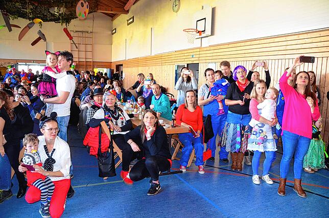 Begeisterte Eltern und Großeltern freuen sich am fröhlich-bunten Durcheinander beim Kinderball der Aasener Weiherliit in der vollen ...