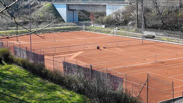 Trostlos: Die Netze sind beim TC RW Tiengen genauso wenig gespannt wie bei anderen Tennisvereinen. Der Saisonbeginn ist auf Juni ...